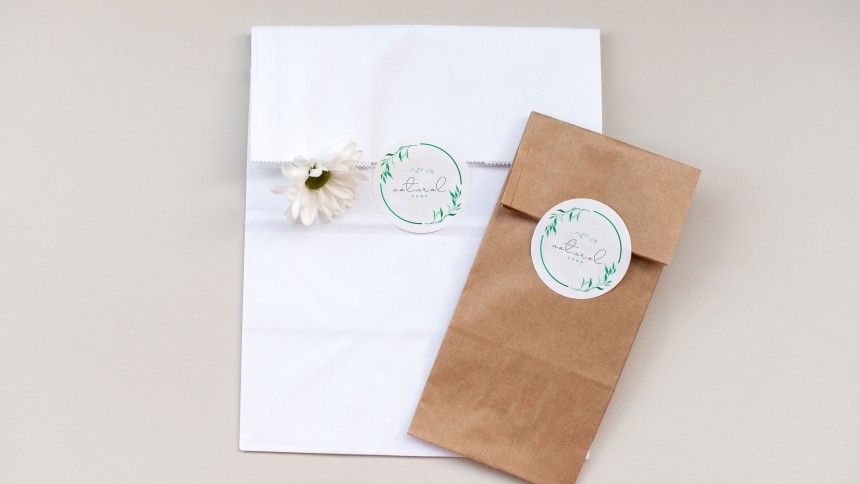 Bustine di carta chiuse con etichette adesive rotonde in carta