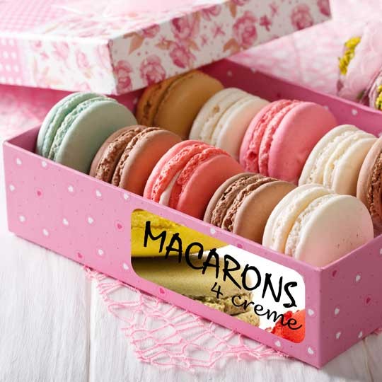 Scatola rosa con biscotti con etichetta adesiva rettangolari