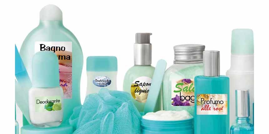 Prodotti per il bagno come saponi e profumi con etichette adesive personalizzate che indicano il prodotto.