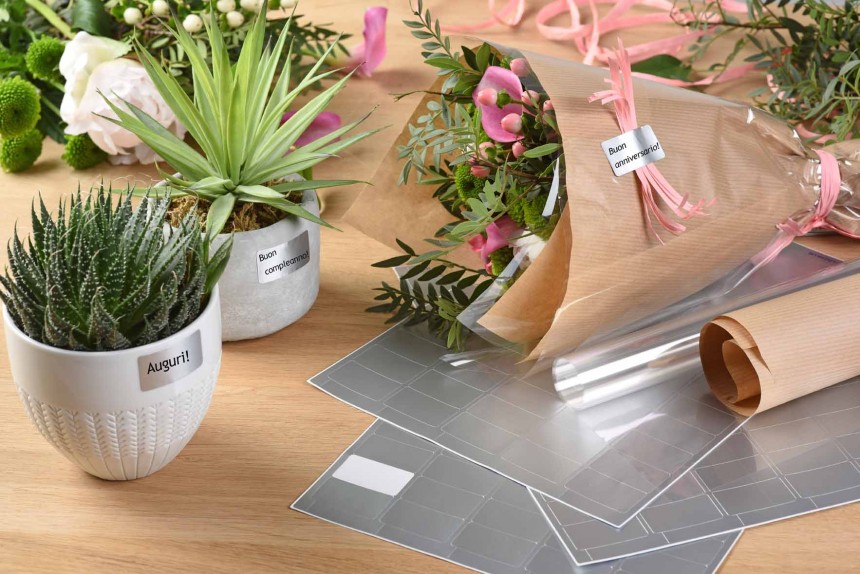 Tavolo con vasi e fiori con etichette adesive rettangolari argentate